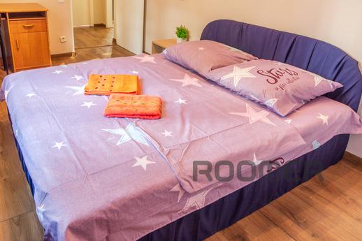 for daily rent a three-room apartment at 10 Lesi Ukrainka bl
