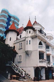 Leonardo castle stands in front of the beach, the rooms offe