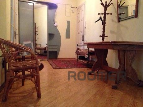 Сдается 3х комнатная квартира- в сталинке,высокие потолки,бо