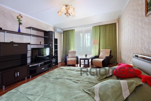 Offers comfortable and well appointed apartment in Yekaterin